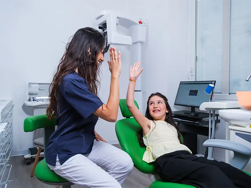 Dottoressa che sta dando il cinque ad una bambina