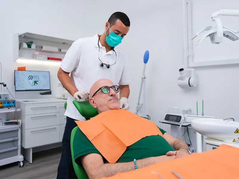 Dottore effettua una visita di controllo ad un paziente
